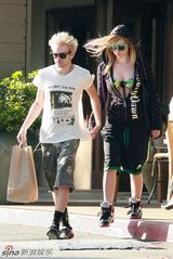 高清组图：艾薇儿和老公牵手秀甜蜜