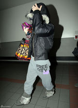 组图：梅根-福克斯现身机场厚实装扮御寒保暖