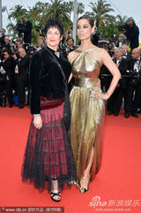 组图：贝纳尼丝吊带裙显波涛汹涌