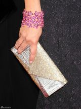 高清图：杰斯-琳吉斯硕大彩色钻石耳环引人注目