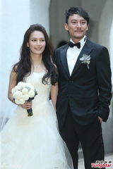 组图：张震大婚献吻娇妻 亲手为新娘提裙摆