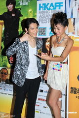 组图：周秀娜低胸短裙亮相 曾宝仪与父亲同台有压力