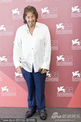 组图：《王尔德-莎乐美》发布会 导演获查斯坦献吻