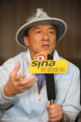 组图：成龙携《十二生肖》主演对话新浪娱乐