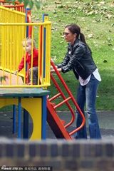 组图：小贝参加运动会当全能奶爸 辣妹秀长腿