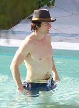 组图：汤姆-克鲁斯半裸载歌载舞 泳池玩水仍绅士