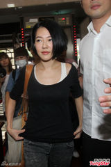 小S证人身份被传唤 神色疲惫白色肩带外露(图)