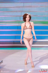 组图：港姐泳装秀热辣美胸 蛮腰翘臀各展风情