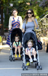 组图：帕克送爱女上幼儿园 双胞胎姐妹模样水灵
