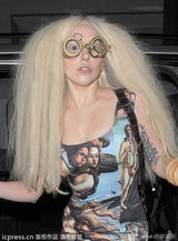组图：Gaga怪人眼镜爆炸头抢镜 秀名画印花裙