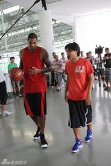 高清图：冯德伦加盟《神奇》 与安东尼秀球技