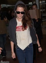 组图：斯图尔特戴黑超露笑容 疑似与男友复合