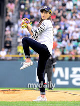 组图：Wondergirls成员婑斌为棒球赛开球