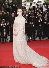 组图：范冰冰戛纳走秀 发髻复古蕾丝礼服妩媚优雅