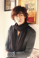 组图：陈楚河亲和杂志照曝光 显春日温情气质 