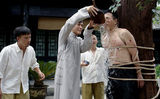 组图：《怪医文三块》杀青 冯远征杨立新表现抢眼