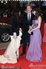 高清图：《大将军寇流岚》首映 巴特勒查斯坦嬉闹