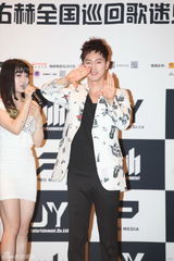 高清组图：张佑赫在京会粉丝 秀舞姿有爱互动