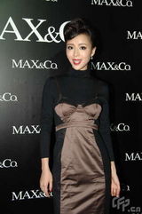 幻灯图：何超仪与偶像乐队合作 张静初拒谈男友