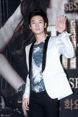 高清组图：申世京刘亚仁等出席《时尚王》记者会