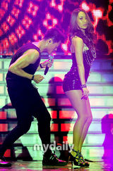 组图：韩星朴振英首尔火辣开唱 与女舞伴大胆表演