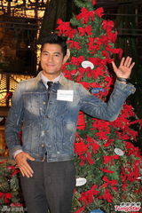 组图：郭富城享受秀肌肉 单身圣诞节与妈妈度过