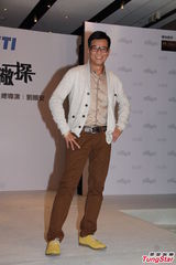 组图：黄日华父女档合作拍剧 关楚耀饰精神病患