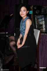 组图：范晓萱携母亲办音乐会泪洒现场