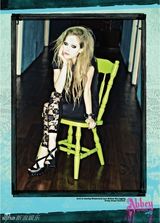 组图：摇滚小魔女艾薇儿最新写真不改朋克气质