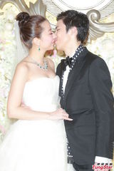 组图：汪圆圆婚礼甜蜜长吻 吴君如李嘉欣等到场