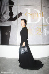 组图：舒淇赵薇亮相时尚艺术展  Angelababy(杨颖)表情僵硬