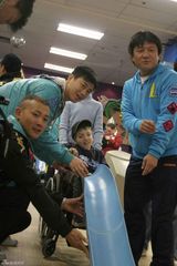 幻灯图：聂远南非探访福利院 为小朋友送物资教画画