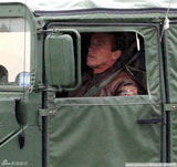 组图：施瓦辛格携子外出 开军用悍马气质彪悍