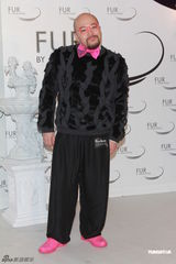 组图：薛芷伦罗霖盛装出席香港皮草设计赛