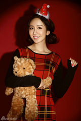 组图：《爱情公寓4》娄艺潇圣诞写真俏皮可爱