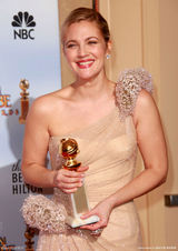 高清组图：巴里摩尔获电视影后 现身后台优雅迷人