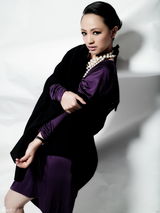 高清组图：罗海琼黑色写真 全新妆容突显大气自信