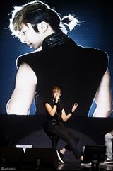 高清图：韩歌手金亨俊新专辑发布亲友齐站台