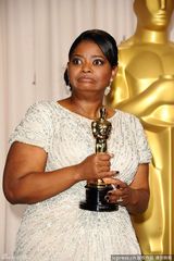 高清组图：奥斯卡后台获奖众星举金人光彩照人