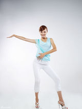 组图：唐嫣动感写真秀歌舞 甜蜜娇俏展迷人笑容