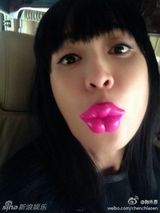 组图：陈乔恩发搞怪自拍照 烈焰红唇雷人可爱