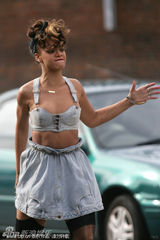 组图：蕾哈娜穿比基尼拍摄mv 扮叛逆少女街头狂奔