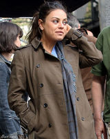 组图：米拉-库尼斯穿病号服亮相新片场