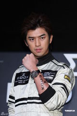 组图：陈柏霖代言变身赛车手 不弃表演望跨足幕后