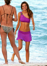 幻灯图：名模米兰达-可儿海边拍写真 紫裙飘飘