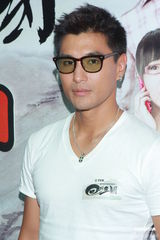 组图：林峰宣传《回到三国》杨怡赞马国明演得好