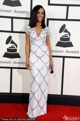 组图：主持人罗宾森玩优雅格调 深V秀沟性感