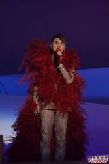 组图：张敬轩个唱上演3D大秀 舞台变身时光机