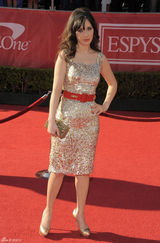 组图：佐伊妹妹着金色亮片裙甜美走红毯