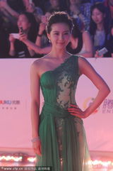 组图：刘诗诗裸肩绿裙亮相白玉兰红毯 青春活泼